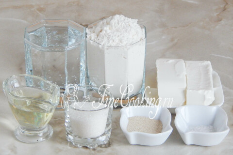 Продукты для хлеба с брынзой: пшеничная мука, газированная вода, брынза, соль, сахар и дрожжи