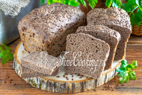Нарезанный хлеб с льняной мукой и семенами льна на разрезе.