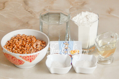 Пшеничная мука, пророщенная пшеница, дрожжи, соль, сахар и масло на столе