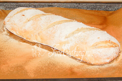 Готовый хлеб с пророщенной пшеницей остывает на решётке