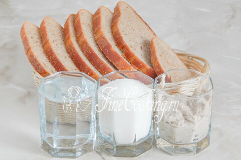 Продукты для кваса: вода, ржаной хлеб, ржаная закваска и сахарный песок