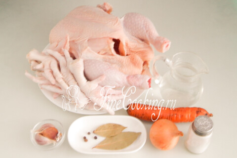 Продукты для холодца: курица, куриные лапки, лук, морковь, чеснок, лавровый лист и перец