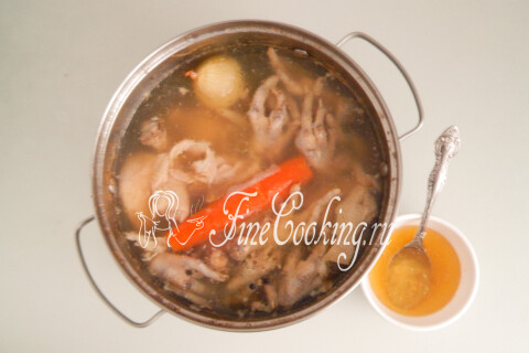 Куриный жир, снимаемый столовой ложкой с поверхности бульона в мисочку