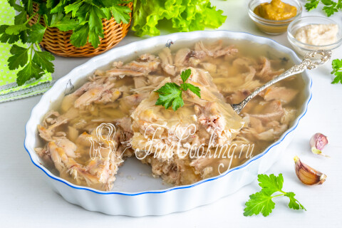 Порционные куски куриного холодца без желатина на тарелке
