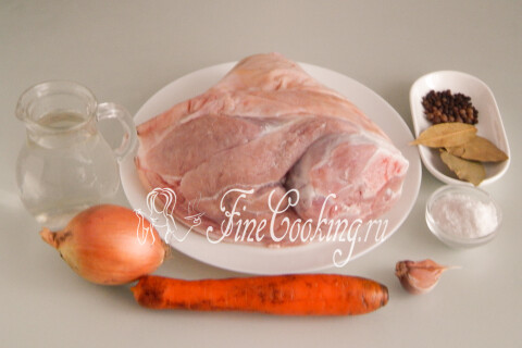 Продукты для холодца: свиная рулька, репчатый лук, морковь, чеснок, лавровый лист и перец горошком