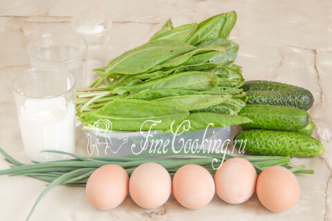 Продукты для холодника: вода, щавель, зеленый лук, огурец, куриные яйца и сметана