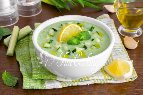 Суп с зеленью в тарелке, готовый к подаче