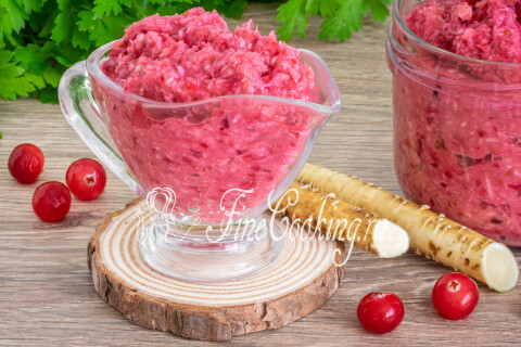 Соус из хрена с клюквой и мёдом подан в пиале к мясу