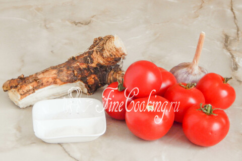 Продукты для хреновины на зиму: свежие томаты, корень хрена, чеснок, соль и сахар