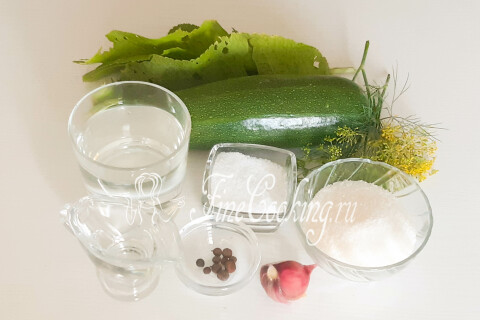 Продукты для маринованных кабачков: кабачки, чеснок, хрен, укроп и специи.