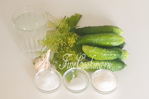 Продукты для маринованных огурцов на зиму: огурцы, вода, сахар, соль и лимонная кислота.