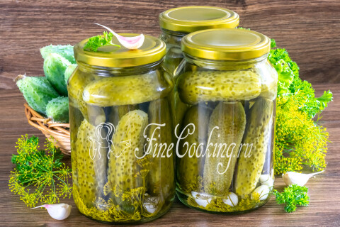 Готовые маринованные огурцы с лимонной кислотой в банке, хранение в темноте.