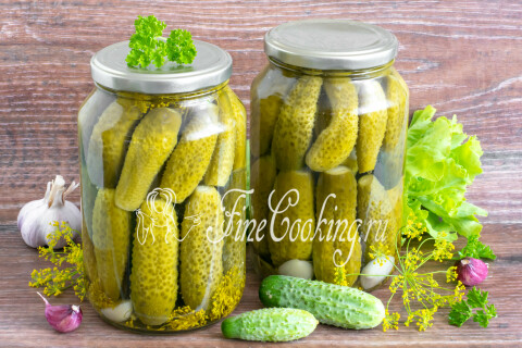 Хрустящие маринованные огурцы, разложенные по литровым банкам