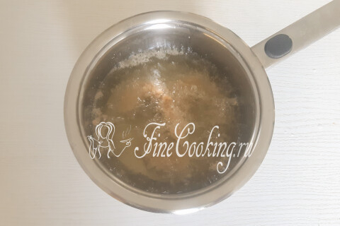 Масло растительное в узкой кастрюльке, раскалённое почти до кипения.