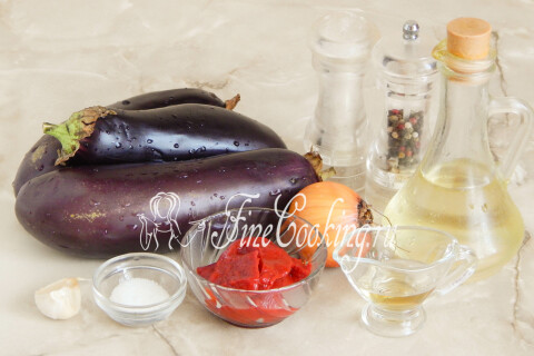 Продукты для баклажанной икры: баклажаны, репчатый лук, томатная паста и специи