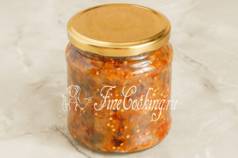 Банки с заготовкой, закрытые крышками с помощью закаточной машинки