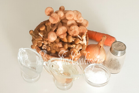 Продукты для грибной икры: опята, репчатый лук, морковь, растительное масло, уксус, соль и молотый чёрный перец