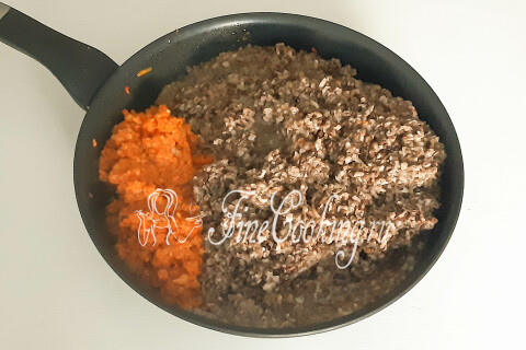 Овощи и грибы после мясорубки тушатся в сковороде под крышкой