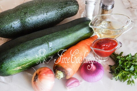 Продукты для кабачковой икры: кабачки, морковь, лук, чеснок и томатная паста