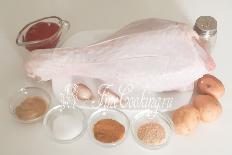 Продукты для индейки с картошкой: голень индейки, картофель, кетчуп, чеснок, приправа для курицы, горчица, соль и перец.