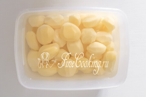 Очищенная мелкая картошка, разрезанная на четыре-шесть частей.