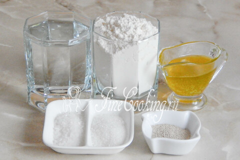 Пшеничная мука, газированная вода, оливковое масло, соль и дрожжи