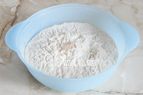 Мука в миске, смешанная с солью и быстродействующими дрожжами
