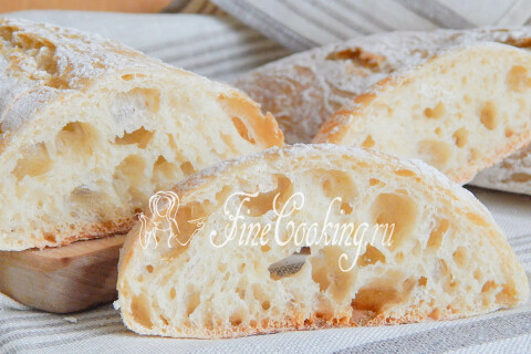 Итальянский хлеб чиабатта с хрустящей корочкой, готовый к подаче