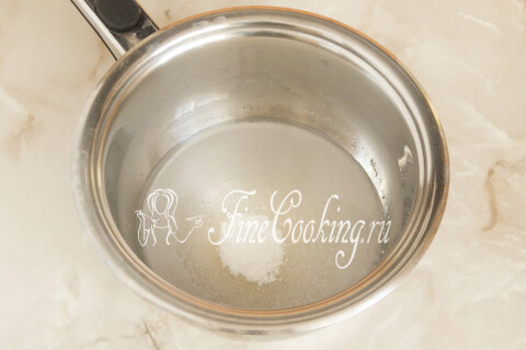 Сахарный сироп из воды и сахара, кипящий в сотейнике на плите