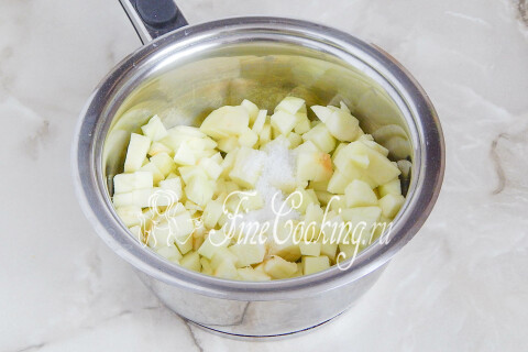 Нарезанные кубиком яблоки с сахаром и солью в сотейнике
