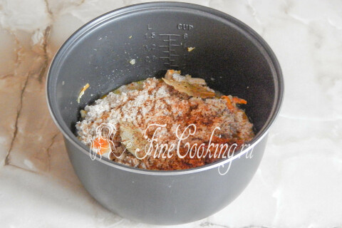 Соль, лавровый лист и приправа для курицы добавлены в чашу мультиварки