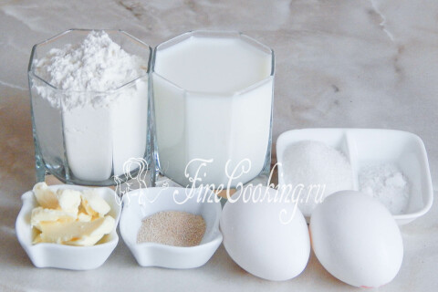 Продукты для яичного хлеба: мука, тёплое молоко, яйца, дрожжи, соль, сахар и масло