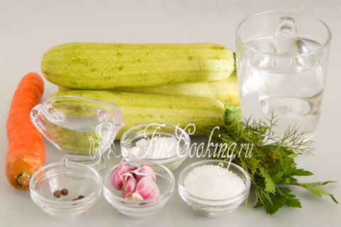 Продукты для маринованных кабачков: кабачки, морковь, чеснок, укроп и петрушка