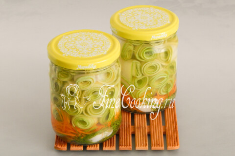 Банки с маринованными кабачками, герметично закрученные крышками