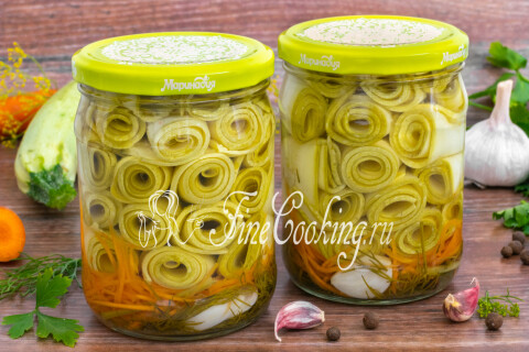 Маринованные кабачки рулетиками с морковью в открытой банке