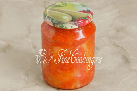 Банки с кабачковой закуской, закрытые металлическими крышками