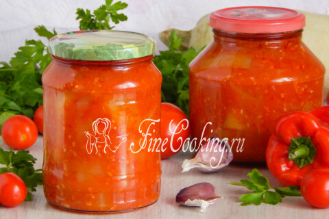 Банки с домашней кабачковой закуской, готовой к хранению на зиму