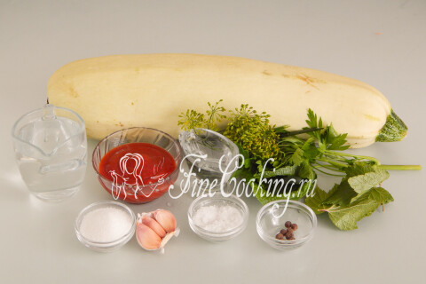 Продукты для маринованных кабачков с кетчупом: кабачок, зелень, чеснок и кетчуп