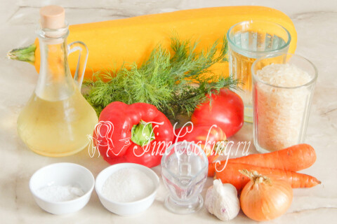 Продукты для кабачков с рисом: кабачки, помидоры, перец, лук, морковь и рис