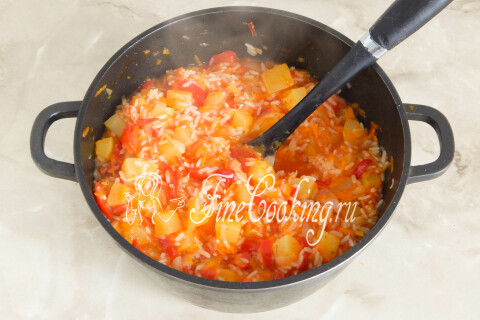Готовые кабачки с рисом и овощами в кастрюле перед раскладкой