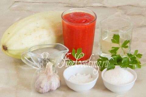 Продукты для кабачков в томатном соусе: кабачки, чеснок, петрушка, масло и уксус