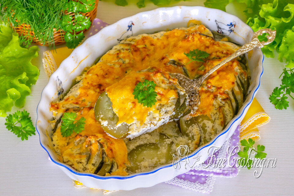Кабачки, запеченные в сметане с сыром и чесноком в духовке — готовое блюдо