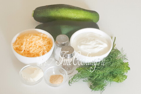 Продукты для кабачков в сметане: молодые кабачки, сметана, сыр, чеснок и зелень.