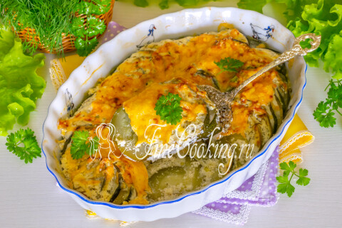 Кабачки, запечённые в сметане с сыром и чесноком, поданные в форме горячими.