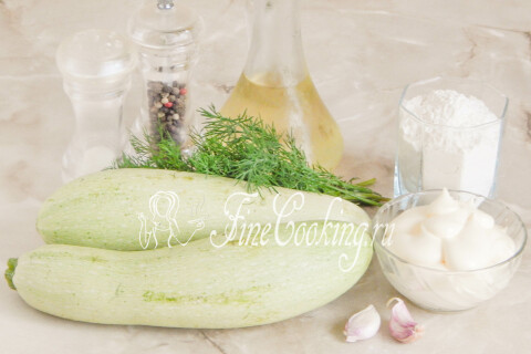 Продукты для жареных кабачков с чесноком и майонезом: кабачки, мука, чеснок, майонез и укроп
