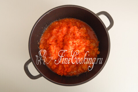 Овощи, пропущенные через мясорубку, в толстостенной кастрюле