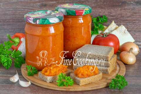 Икра через мясорубку с отчётливой текстурой овощей в глубокой миске