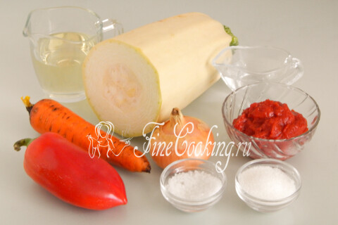 Продукты для кабачковой икры в мультиварке: кабачки, морковь, лук, сладкий перец, томатная паста, масло и уксус.