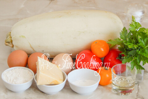 Продукты для кабачковой пиццы: тёртый кабачок, помидоры, яйца, сыр, мука, манка и зелень