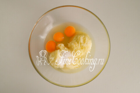 Тёртый кабачок с яйцами, сахаром и солью в объёмной миске.